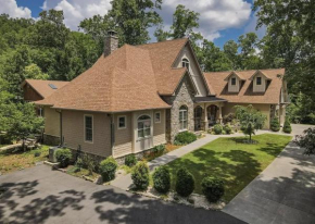 Escape to The Estate at Mill Creek Luxury 5Bed with Private Pool Hot Tub Game Room Fire Pit Pigeon Forge